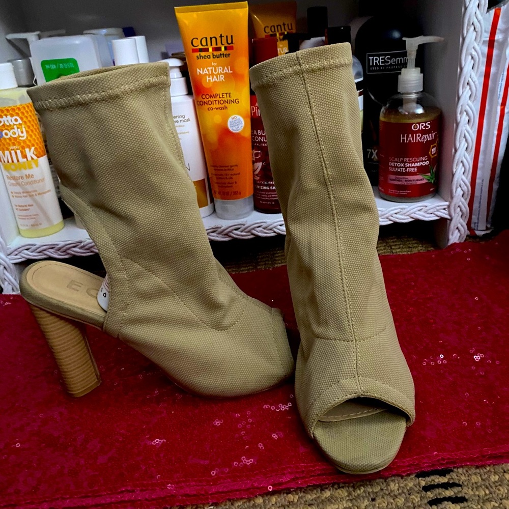 HEELES ANKLE BOOTS